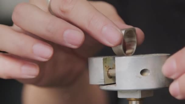 Penutup Ekstrim Dari Perhiasan Tak Dikenal Menempatkan Cincin Logam Dalam — Stok Video