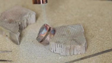 Meşale ile lehim metal halka aşırı yakın çekim