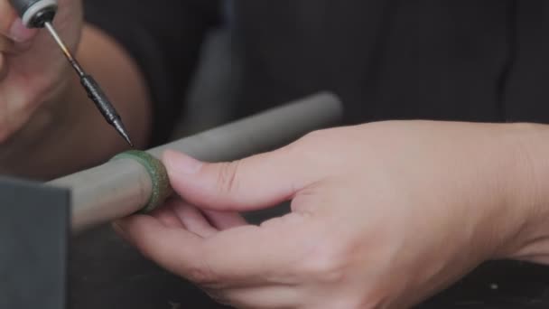 Gros Plan Panoramique Bijoutier Féminin Méconnaissable Utilisant Fer Souder Créant — Video