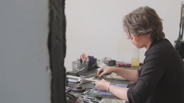 Pan Seitenansicht Einer Juwelierin Die Ihrem Atelier Tisch Sitzt Und — Stockvideo