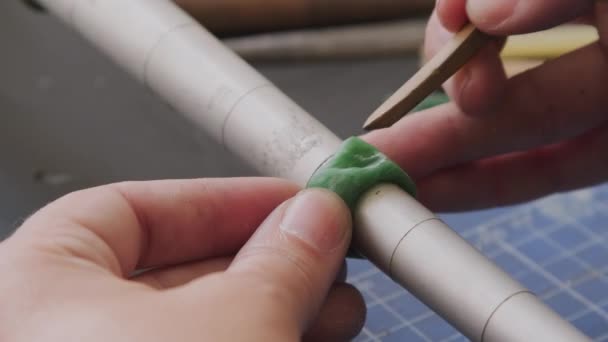 수없는 보석상의 반지를 설계하면서 주형을 조각하는 Pan 극도로 가까운 — 비디오