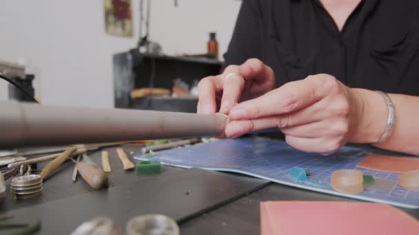 보석상의 새로운 반지를 만들기 주형에 사용하는 — 비디오