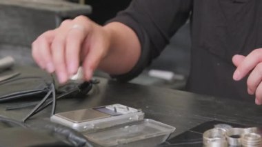 PAN, tanınmayan bir kuyumcunun elleri kadar yakın. Metal bir yüzük takıp keseye dolduruyorlar.