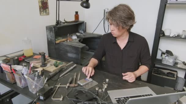 Pan Aufnahme Einer Juwelierin Die Ihrem Atelier Tisch Sitzt Und — Stockvideo
