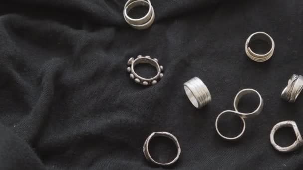 Close Bovenaanzicht Van Onherkenbare Juwelier Zetten Van Handgemaakte Metalen Ring — Stockvideo