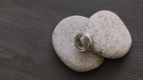 Pan Extremo Close Tiro Anel Metal Sendo Apresentado Pedras — Vídeo de Stock
