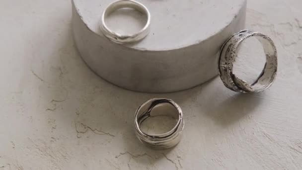 Pan Com Extremo Close Anéis Metal Sendo Exibidos Lado Bloco — Vídeo de Stock