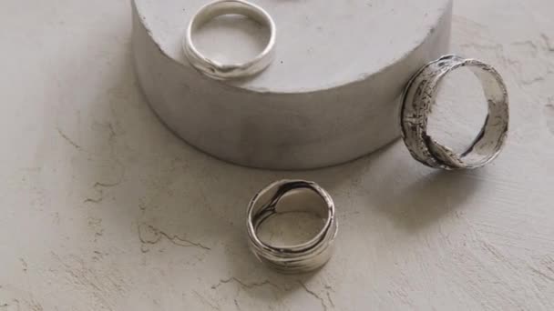 Pan Met Extreme Close Van Metalen Ringen Wordt Tentoongesteld Naast — Stockvideo