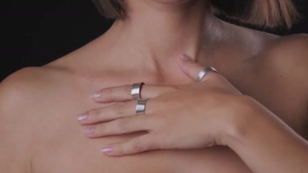 Close Pan Van Onherkenbaar Naakt Vrouwelijk Model Dragen Metalen Ringen — Stockvideo