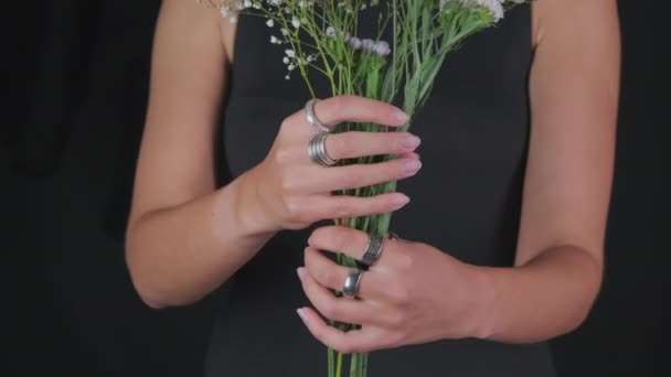 Pan Mitten Avsnitt Oigenkännlig Kvinna Bär Metallringar Poserar Med Blommor — Stockvideo
