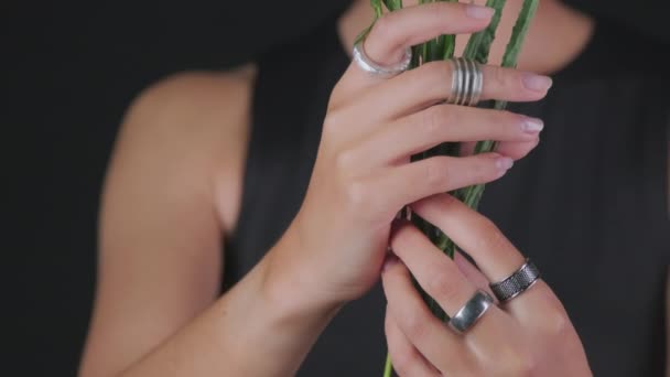 Pan Close Van Onherkenbare Vrouwelijke Model Dragen Ontwerper Metalen Ringen — Stockvideo