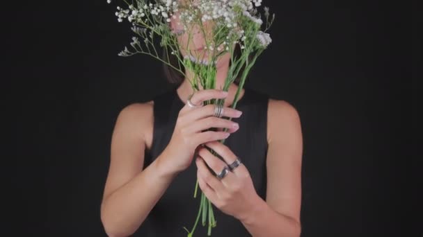 Наклоните Портрет Молодой Женщины Носящей Металлические Кольца Цветами Позирующей Черном — стоковое видео