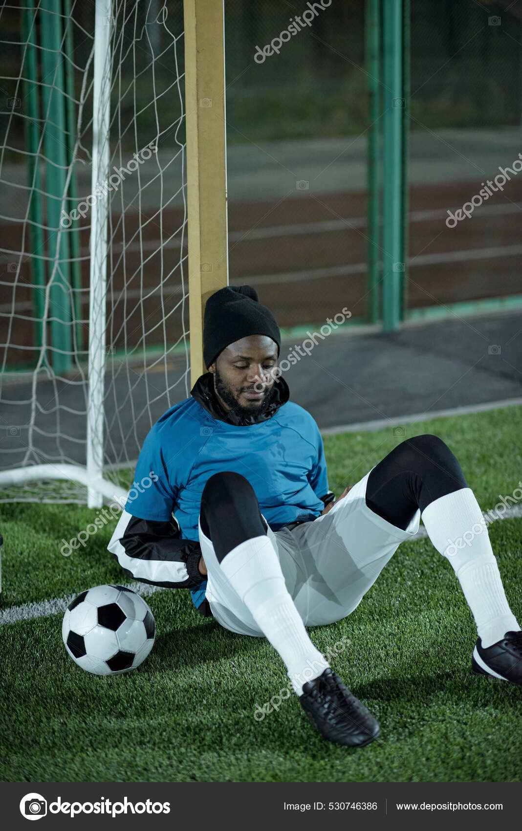 Seção baixa do jogador de futebol profissional que vai chutar a bola de  futebol de pé em um grande campo durante o jogo