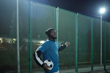 Profesyonel spor üniformalı başarılı bir futbol antrenörü.