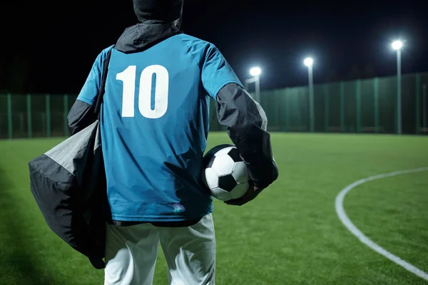 Widok z tyłu piłkarz z torbą i piłką nożną — Zdjęcie stockowe