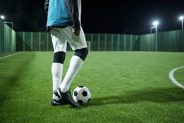 Profesyonel futbolcunun düşük kesimi futbol topunu tekmeleyecek. — Stok fotoğraf