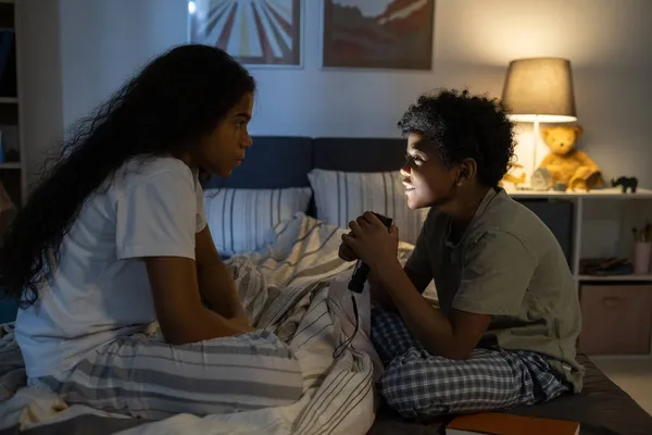 Telling Scary Story To Sister — Stock Photo, Image