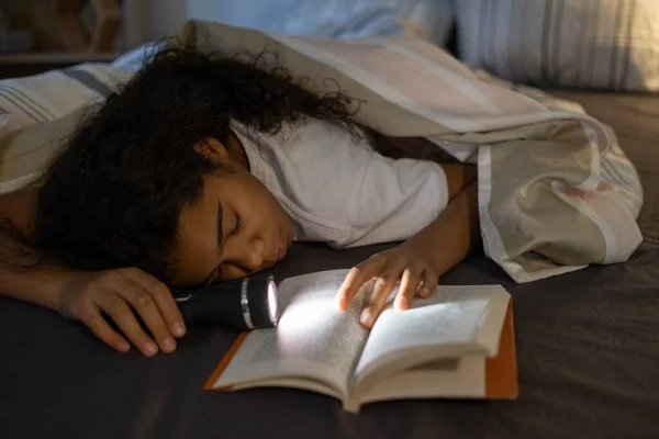 Втомлена дівчина спить з книгою — стокове фото