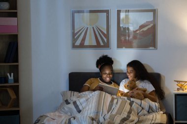 Kızımla Yatakta Oturmak