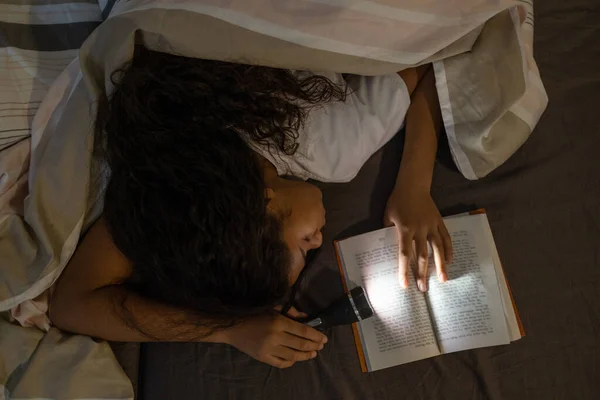 African American Girl Sleeping With Flashlight In Bed — Stock Photo, Image