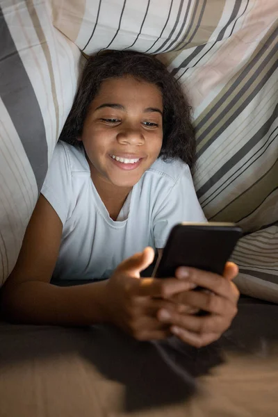 Κορίτσι κείμενο σε απευθείας σύνδεση τη νύχτα — Φωτογραφία Αρχείου