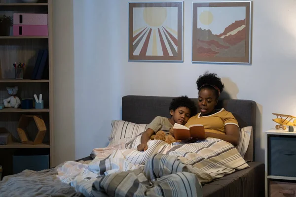 Afrikai-amerikai anya olvasmány a kisfiúnak — Stock Fotó