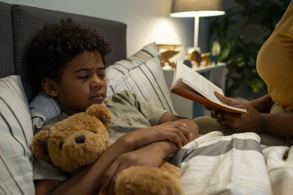 Moeder lezen boek aan zoon voor het slapen gaan — Stockfoto