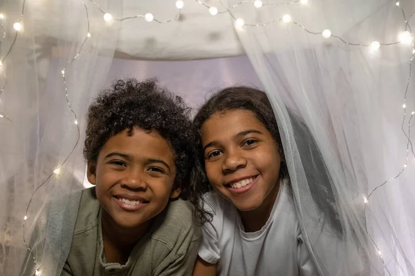 帐篷里快乐的兄弟姐妹的画像 — 图库照片