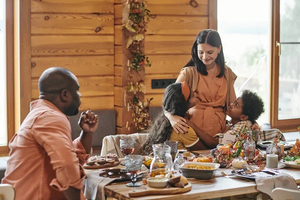 Lycklig ung vit kvinna som omfamnar sina två rasgränsöverskridande barn — Stockfoto