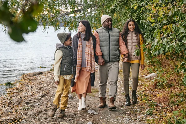 Dört çocuklu mutlu ırklar arası aile sonbahar günü yürüyüş yapıyor. — Stok fotoğraf