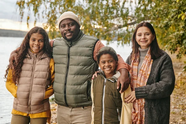 Ung glad familj av vit mor, afrikansk far och två rasblandat barn — Stockfoto