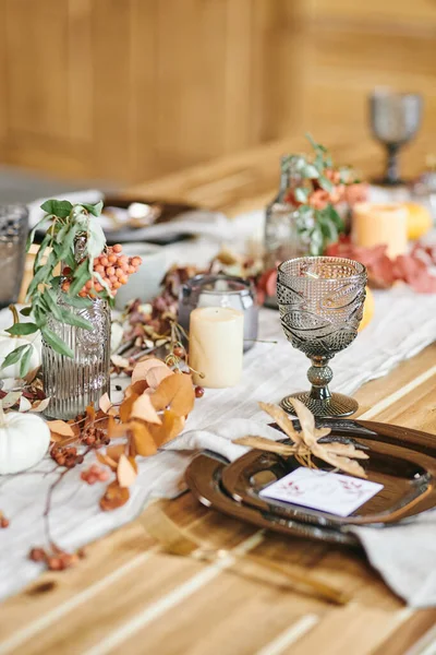 Довгий дерев'яний стіл з посудом та прикрасами — стокове фото