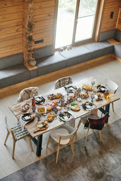 Mesa de fiesta servida con utensilios de cocina, comida casera y decoraciones —  Fotos de Stock