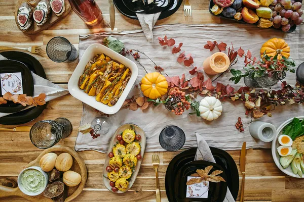 Del av serveras festligt bord med dekorationer och hemlagad mat — Stockfoto