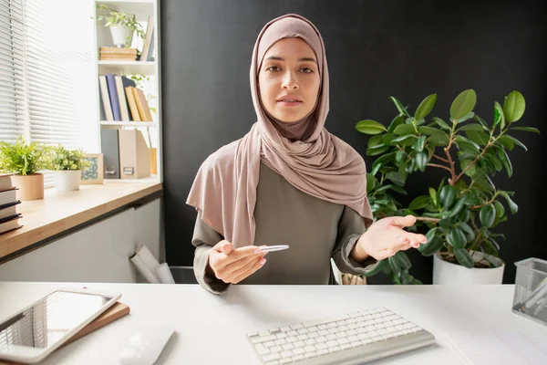 Mladá sebevědomá žena v hidžábu vysvětlující předmět studenta — Stock fotografie