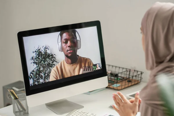 Joven estudiante africano mirando a su profesor desde la pantalla de la computadora —  Fotos de Stock