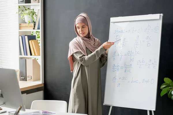 Уверенный учитель алгебры, указывающий на формулу или уравнение — стоковое фото