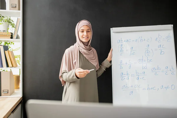 Feliz joven profesor en hijab de pie junto a pizarra blanca con fórmula algebraica y ecuaciones —  Fotos de Stock