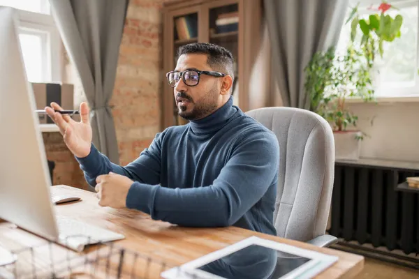 Fiducioso insegnante di mezza età che spiega qualcosa al pubblico online — Foto Stock