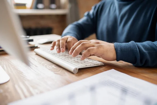 Homme d'affaires contemporain ou enseignant appuyant sur les boutons du clavier — Photo