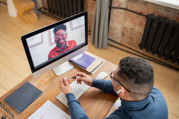 Jovem africana feliz olhando para seu professor a partir da tela do computador — Fotografia de Stock