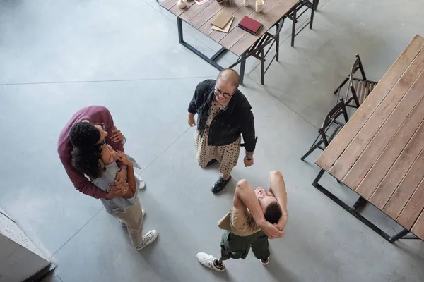 Visão geral de jovens trabalhadores de escritório felizes desfrutando de pausa — Fotografia de Stock