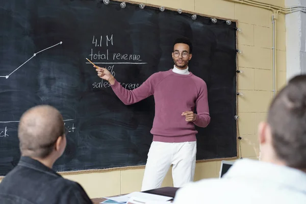 若い現代経済学者やコーチは黒板にグラフを説明する — ストック写真