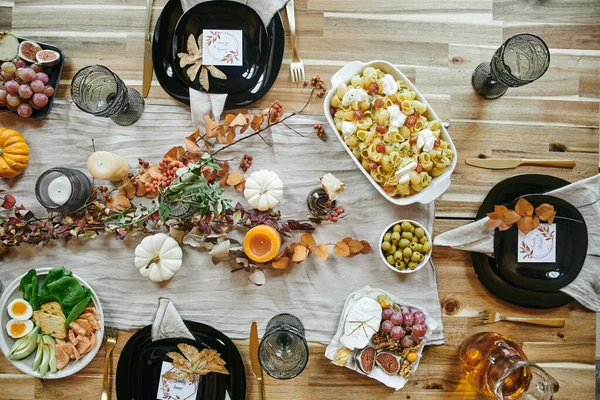 Flatlay di cibo fatto in casa sulla tavola festiva servita per la cena in famiglia — Foto Stock