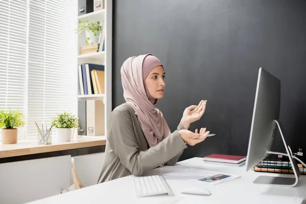 Joven profesora musulmana explicando algo al público en línea —  Fotos de Stock