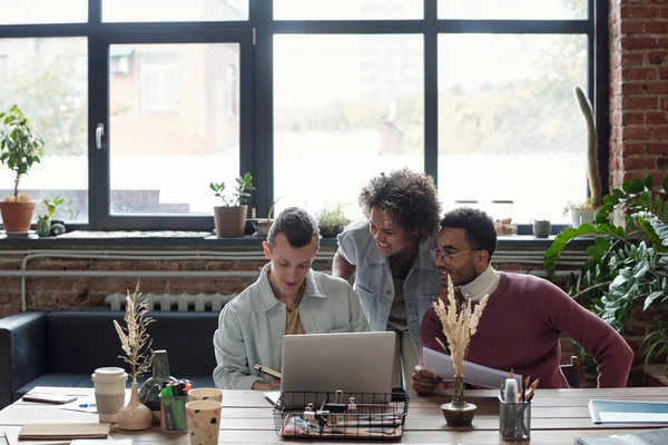 Grupo de jóvenes empresarios de diversas etnias que trabajan en un nuevo proyecto — Foto de Stock