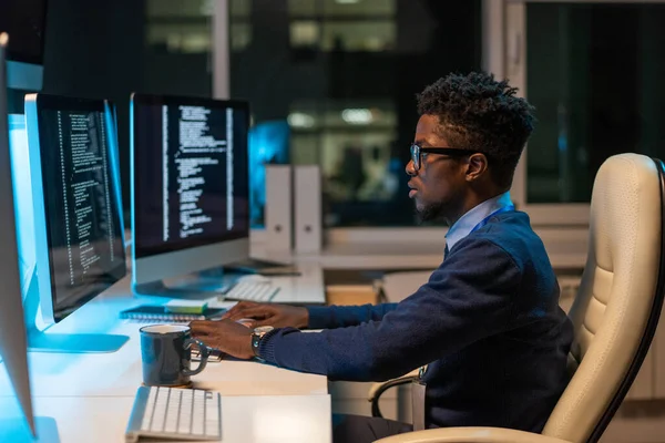 Młody inżynier afrykańskiego pochodzenia pracujący przed komputerem — Zdjęcie stockowe