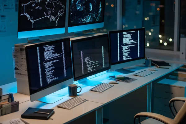 Local de trabalho dos engenheiros de it com três computadores em pé na mesa — Fotografia de Stock