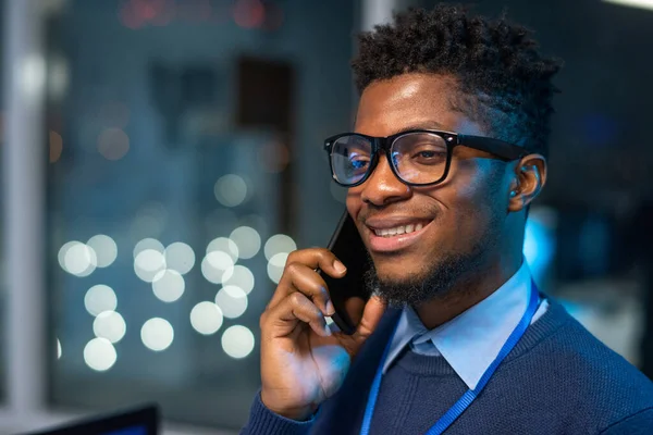 Jovem trabalhador de escritório africano feliz falando por telefone celular — Fotografia de Stock