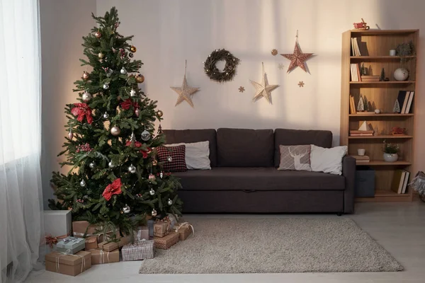 Interiör i stort och mysigt vardagsrum inrett till jul — Stockfoto
